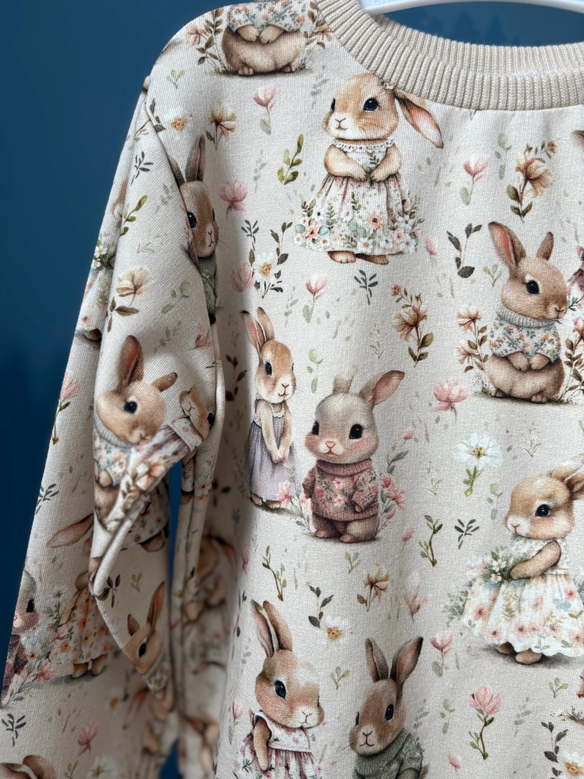 Bluza w króliczki w odcieniach beżu - Bunny Baby