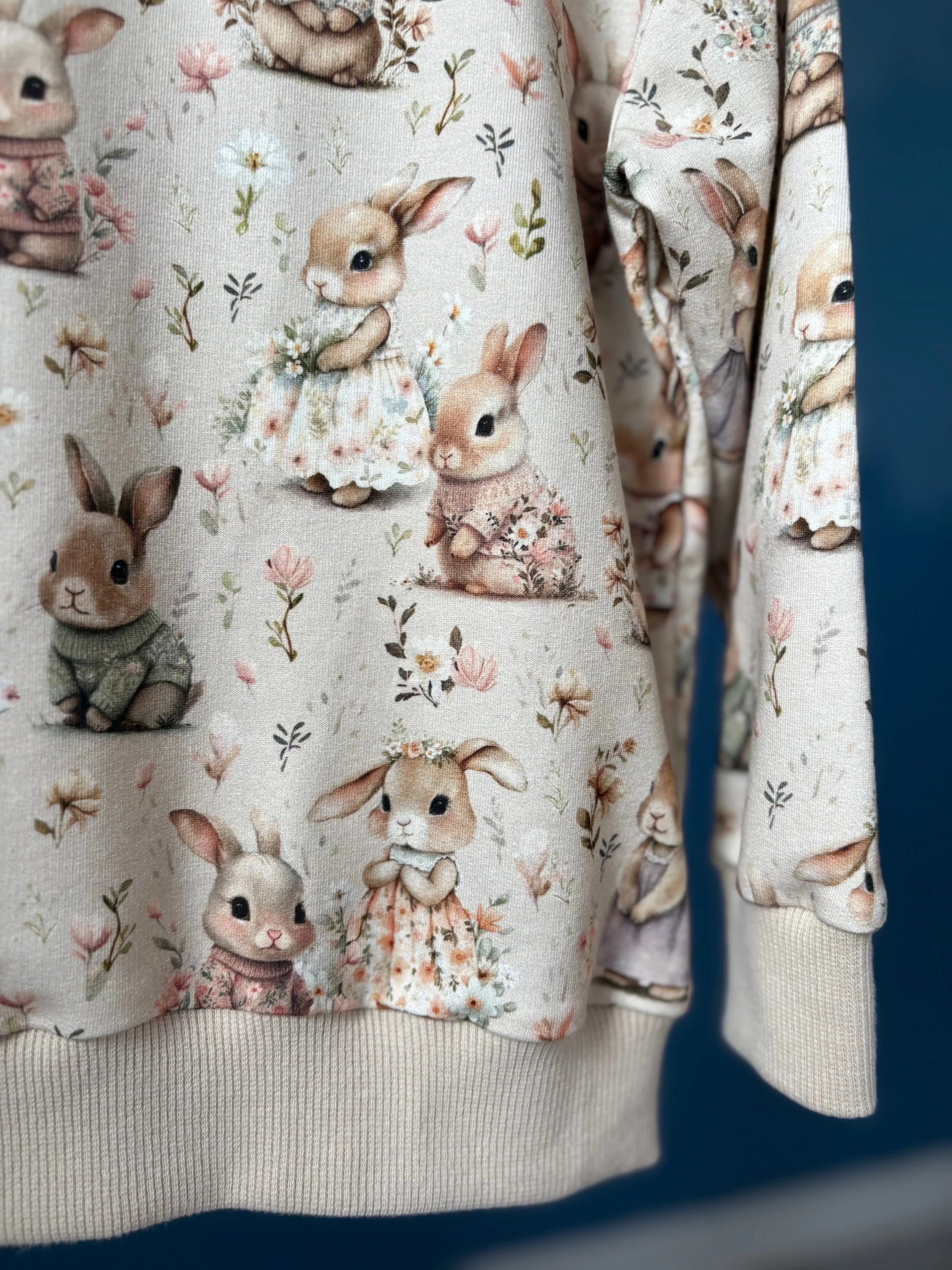 Bluza w króliczki w odcieniach beżu - Bunny Baby