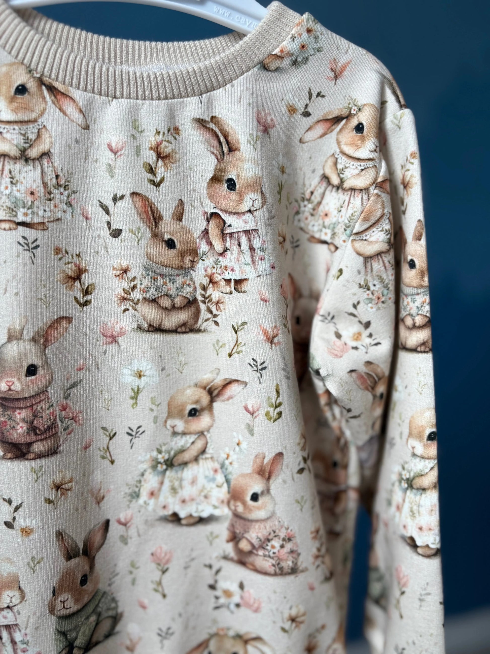 Bluza w króliczki w odcieniach beżu - Bunny Baby
