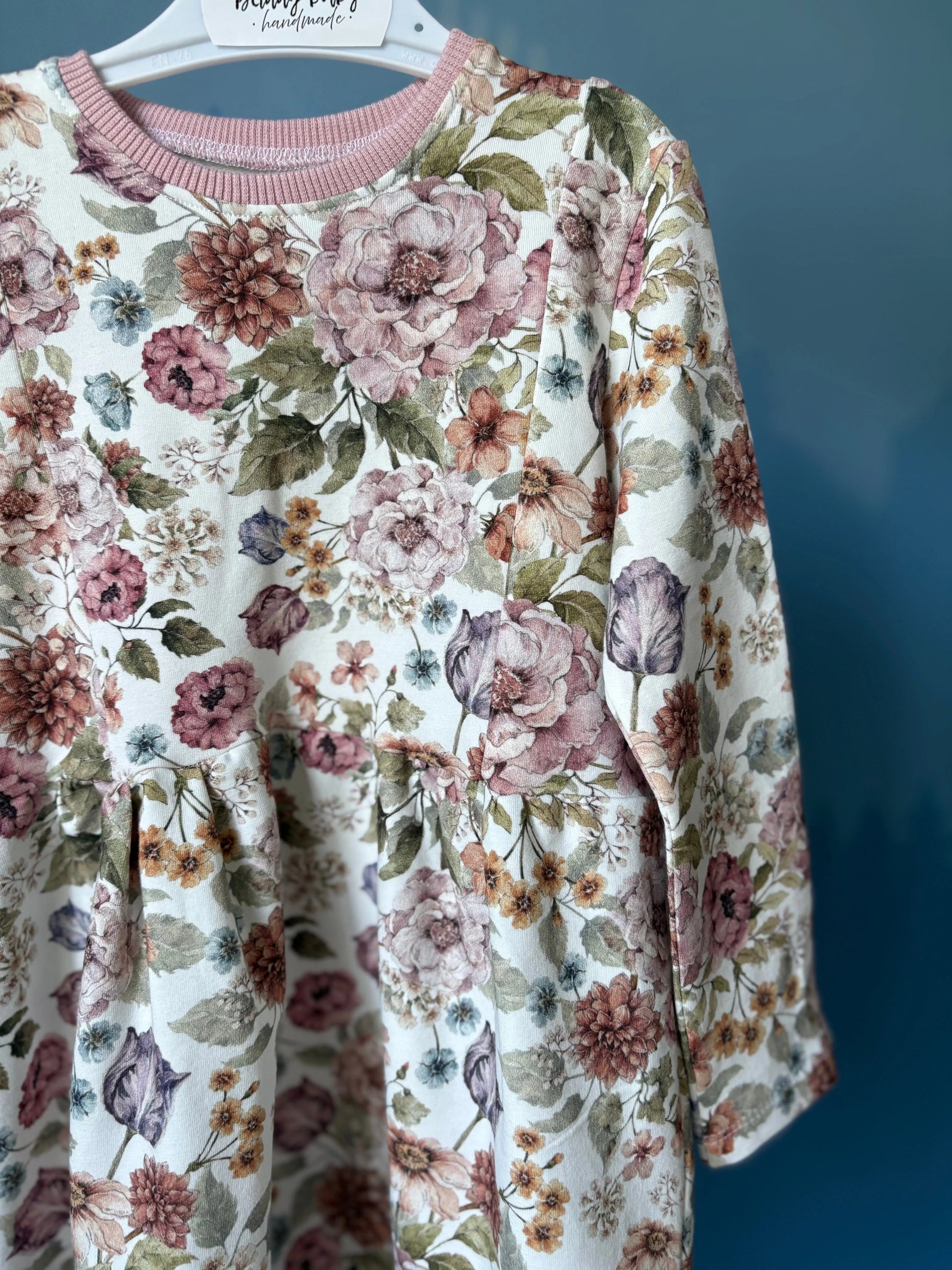 Sukienka na długi rękaw w delikatne kwiatuszki - Bunny Baby