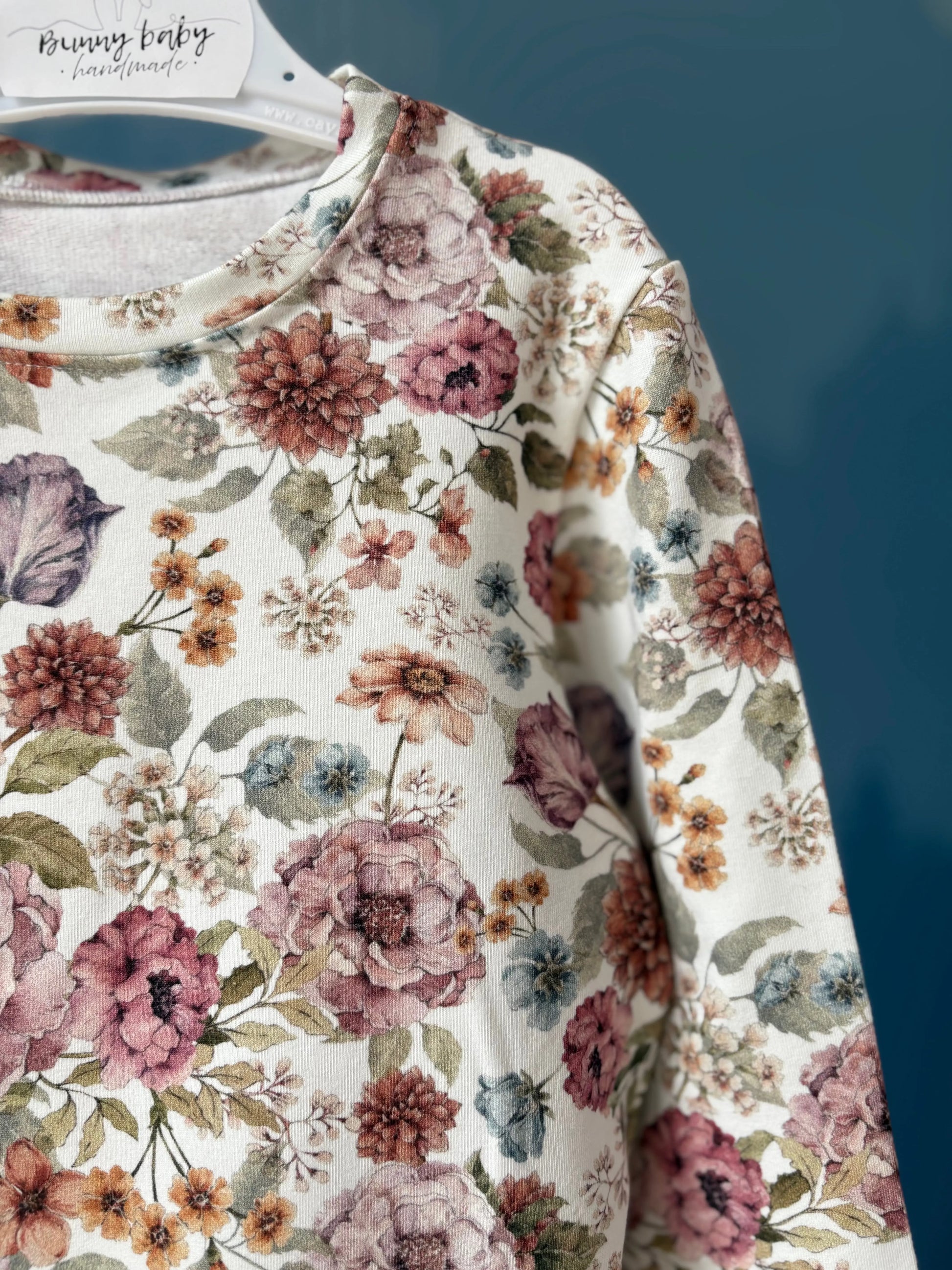 Bluza w kwiaty z białym haftem angielskim - Bunny Baby