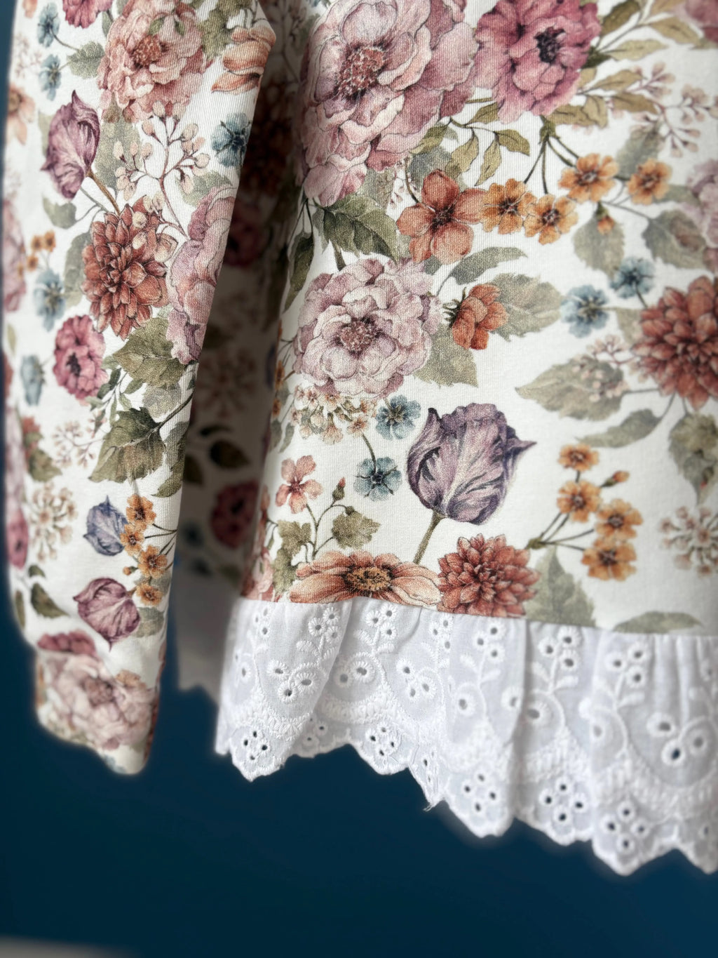 Bluza w kwiaty z białym haftem angielskim - Bunny Baby