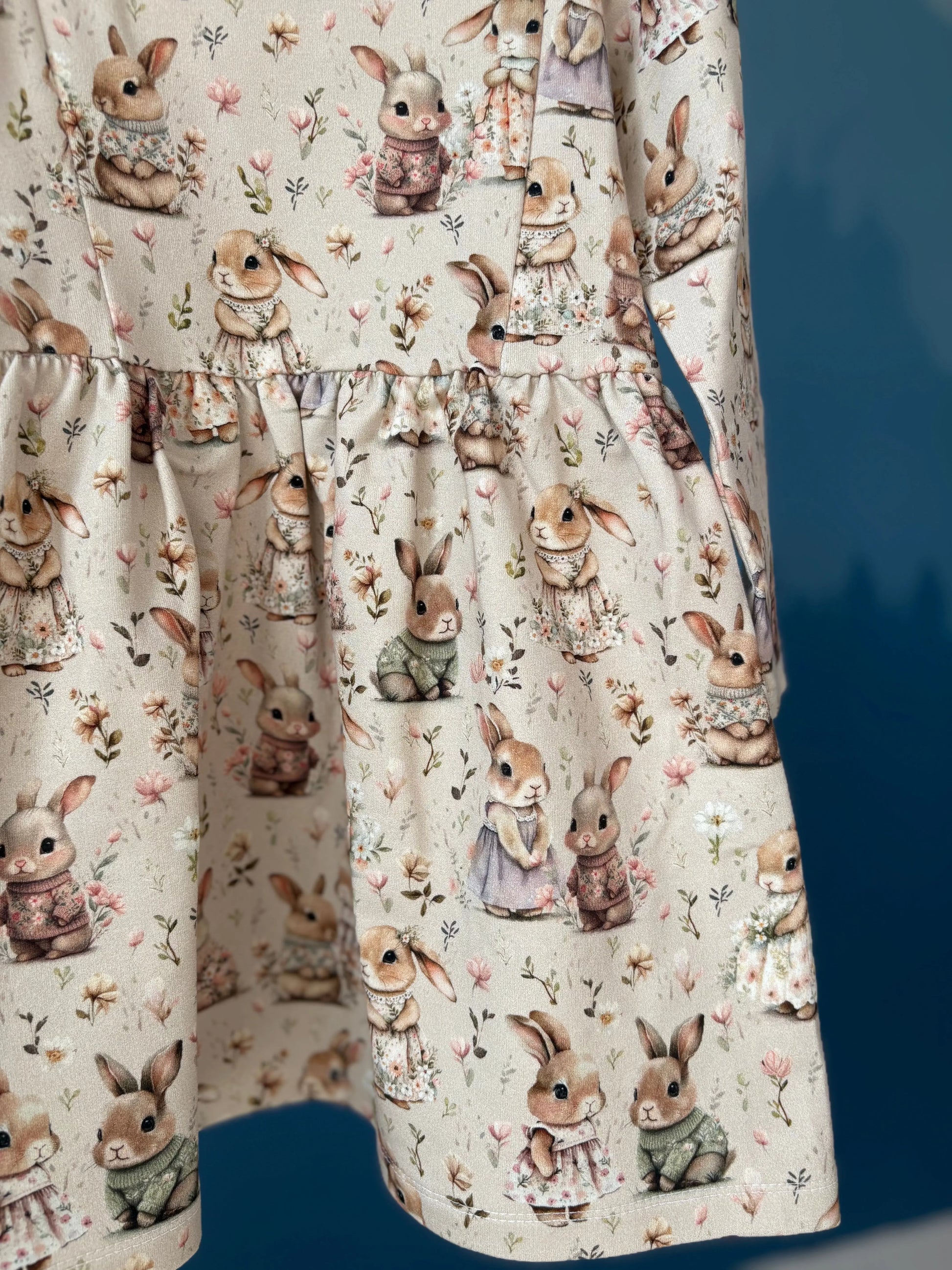 Sukienka w urocze króliczki w odcieniach beżu - Bunny Baby