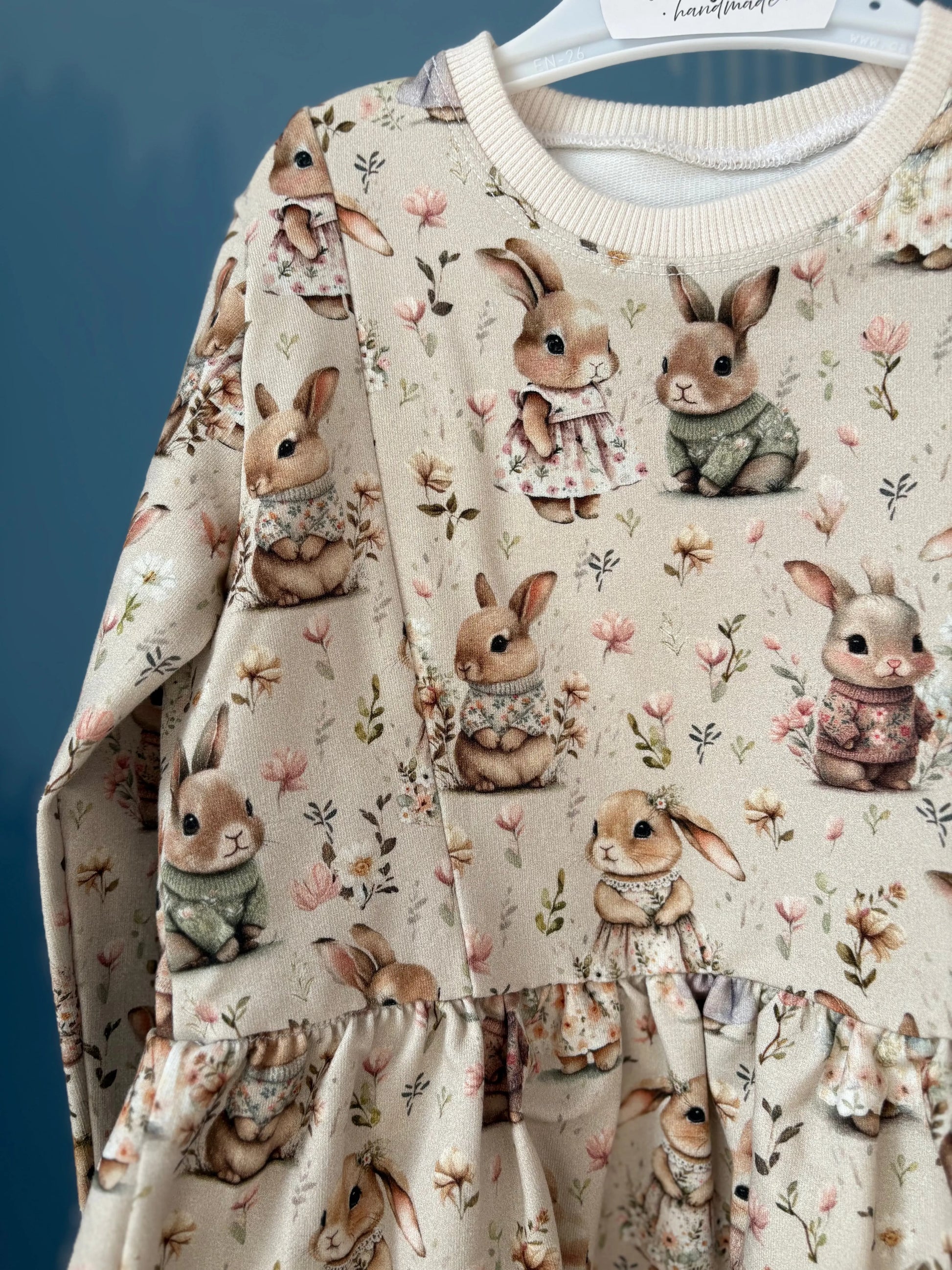 Sukienka w urocze króliczki w odcieniach beżu - Bunny Baby