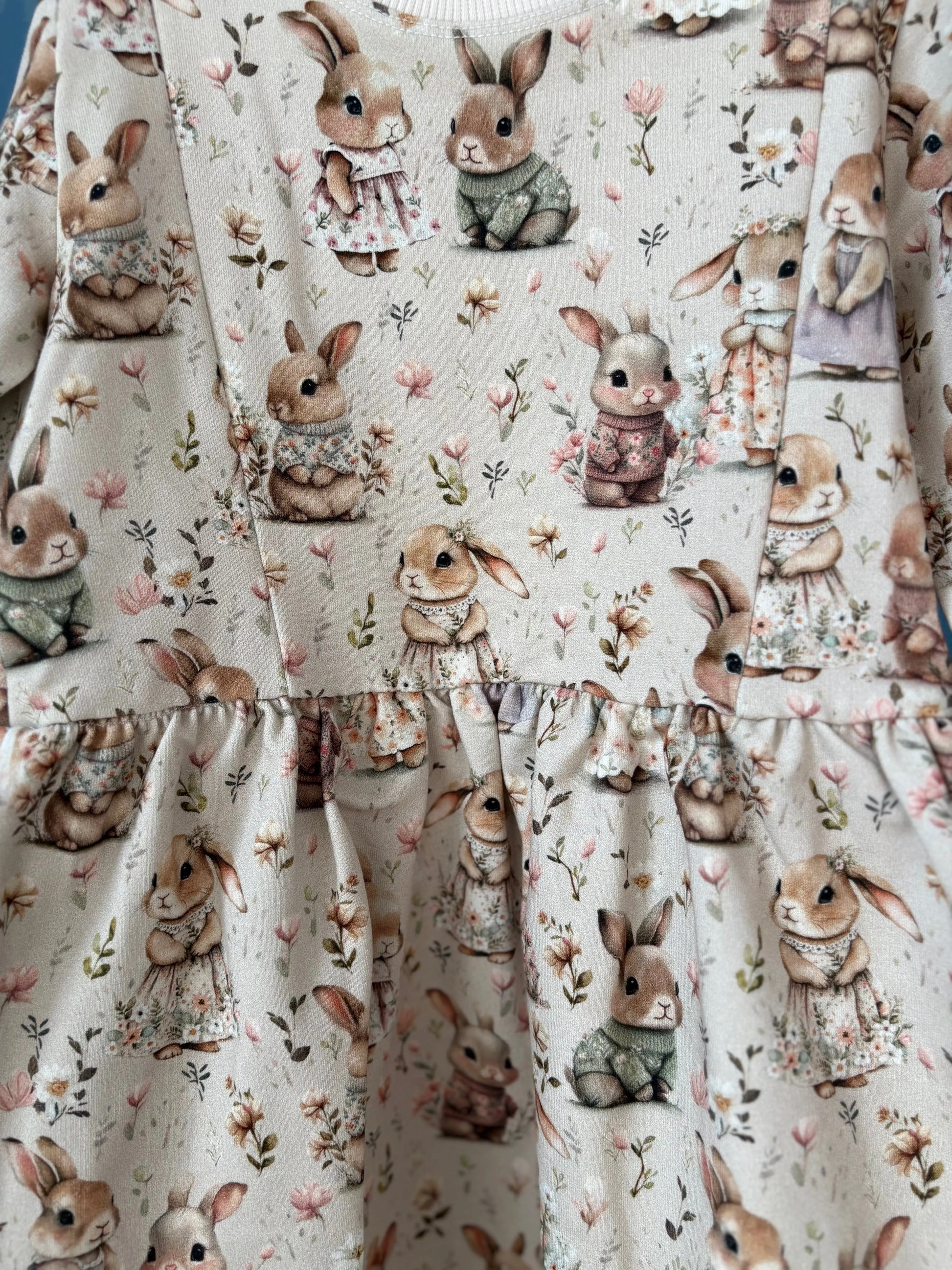 Sukienka w urocze króliczki w odcieniach beżu - Bunny Baby