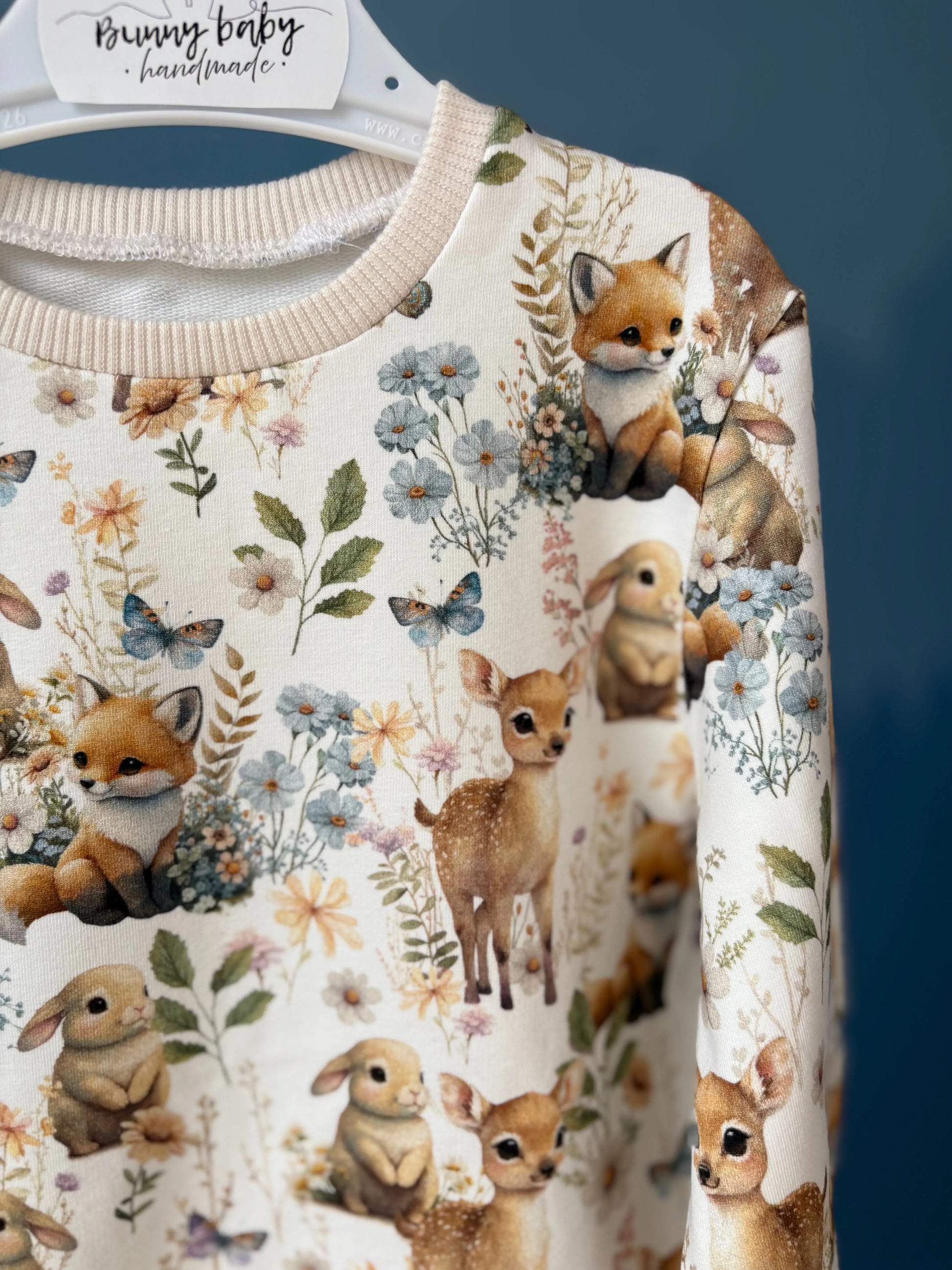 Bluza leśne zwierzątka na jasnym tle - Bunny Baby