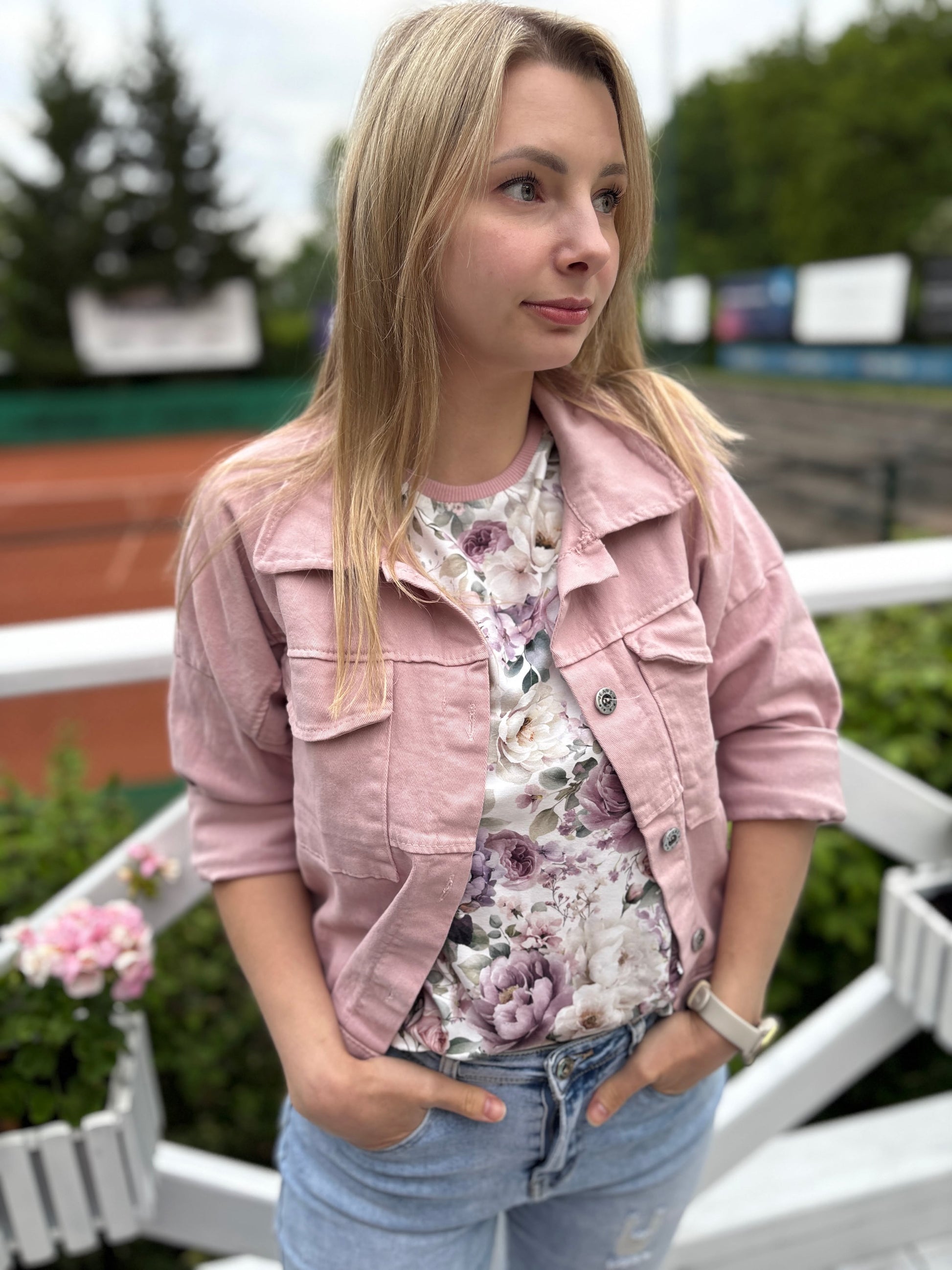 Damski t-shirt Piwonie w odcieniach fioletu, różu i bieli